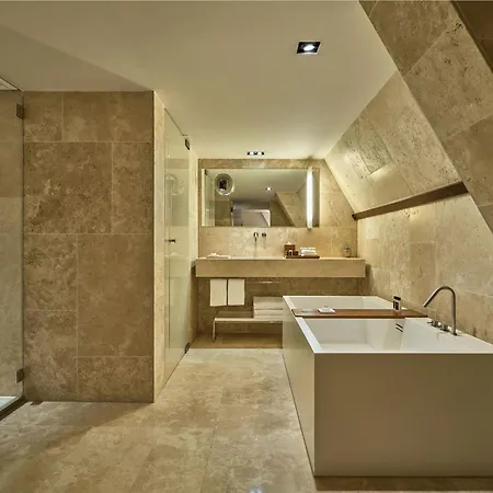 Mandarin Oriental Conservatorium, Hotel 5*